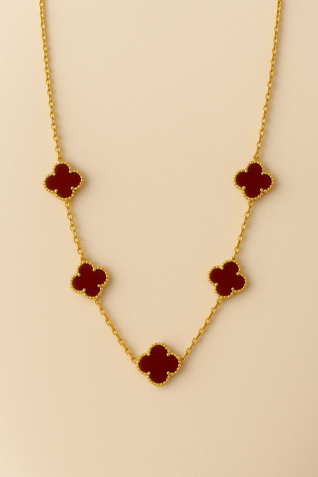 Collier Alhambra Cinq Trèfles en Pierre Rouge – Chaîne Dorée